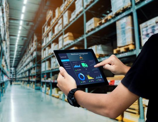 Tablet mit Datenanzeige im Logistiklager loesungen_logistikloesungen